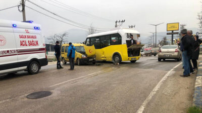 Yer: Bursa… Minibüs ile ticari araç çarpıştı