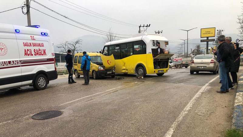 Yer: Bursa… Minibüs ile ticari araç çarpıştı