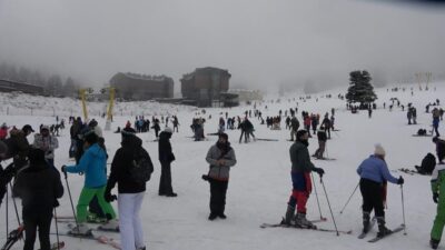 Uludağ’da yoğunluk! Pistlere akın ettiler