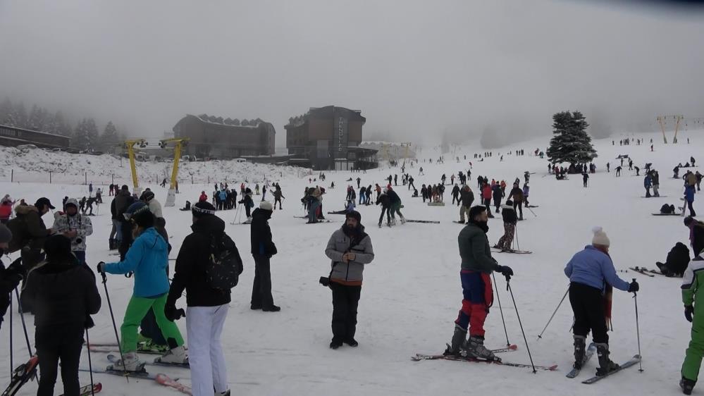 Uludağ’da yoğunluk! Pistlere akın ettiler