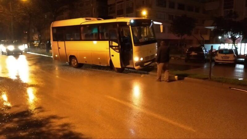 Bursa’da servis kazası Bursa’nın Mustafakemalpaşa ilçesinde, iki servis aracının karıştığı kaza ucuz atlatıldı.