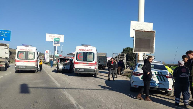 Bursa’da, kırmızı ışıkta duran araca başka bir araç çarptı. Kazada