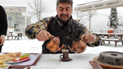 Bursa’da köydeki kafede kahvaltılar kar üzerinde yapılıyor