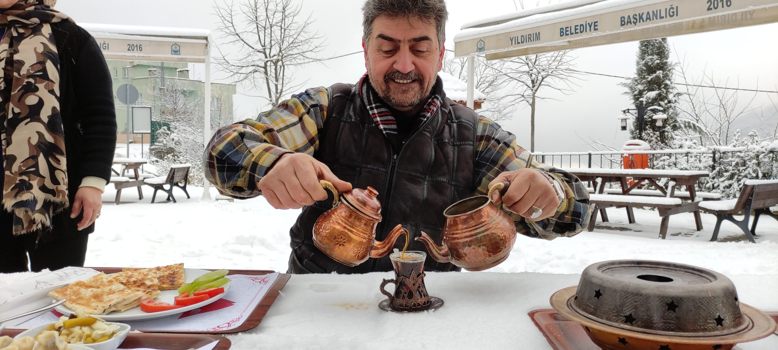 Bursa’da köydeki kafede kahvaltılar kar üzerinde yapılıyor