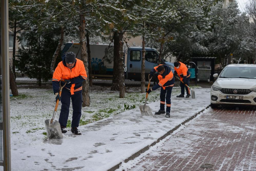 Nilüfer’de karla mücadele aralıksız sürüyor