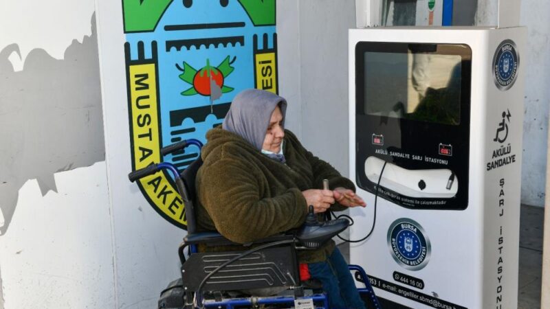 Mustafakemalpaşa Belediyesi, engelsiz şehir ilkesiyle gerçekleştirdiği projeler kapsamında akülü sandalye