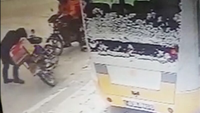 Bursa’da karda düşen kuryenin zor anları Bursa’nın Karacabey ilçesinde motosikletli kuryeler yoğun kar yağışı sebebiyle zor