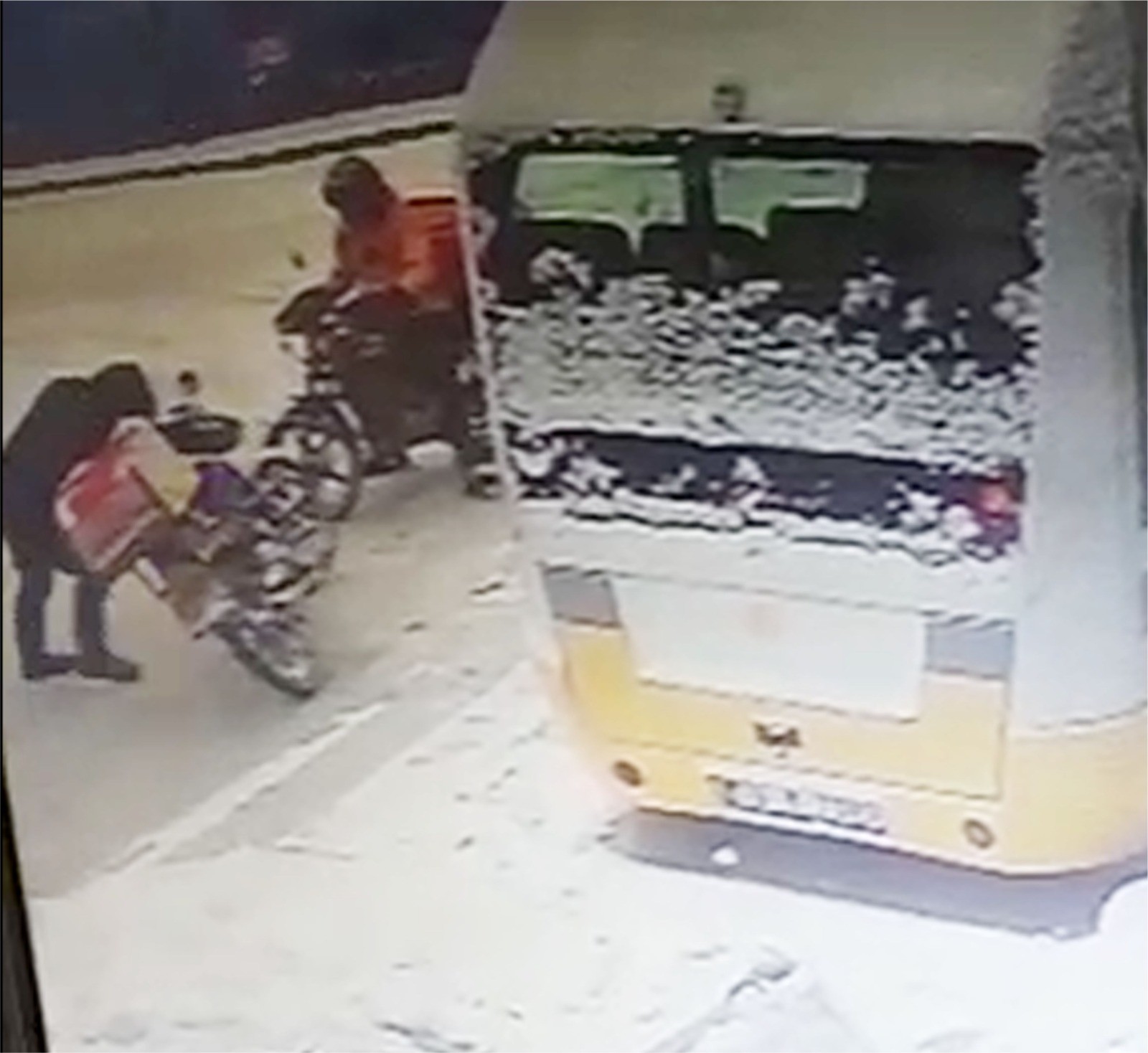 Bursa’da karda düşen kuryenin zor anları Bursa’da karda düşen kuryenin zor anları