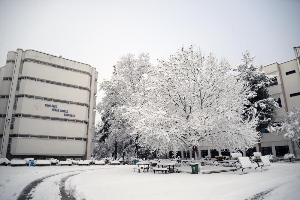 Beyaz örtü üniversiteye çok yakıştı