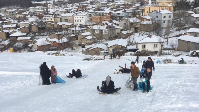 Bursa’da tahta kızak ve naylonlarla kar keyfi Bursa'nın dağ ilçesi Büyükorhan‘da karın keyfini, çocuklar tahta kızak ve