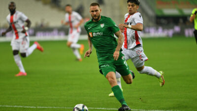 Yönetime açıkça söyledi! O futbolcu Bursaspor’dan ayrılıyor