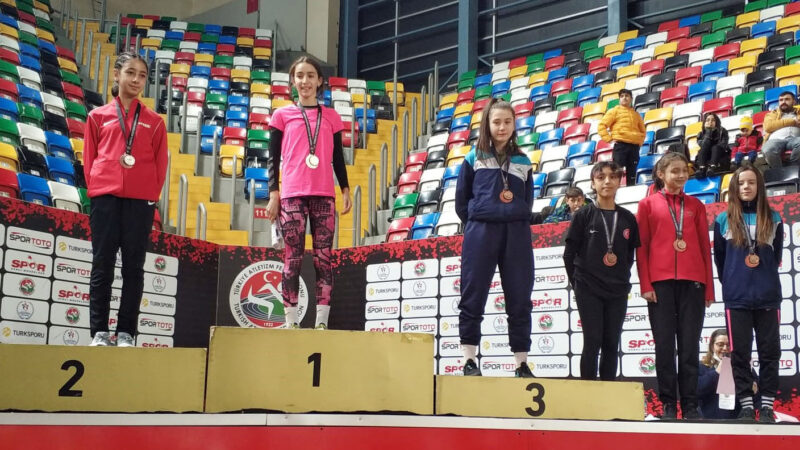 Osmangazi Belediyespor Atletizm Takımı sporcuları, Turkcell Türkiye U14 Salon Şampiyonası’nda