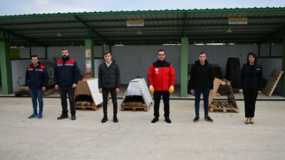 Mustafakemalpaşa’da atıklar sokak hayvanlarına yuva oluyor