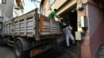 Bursa’da bir evden 3 kamyon çöp çıktı