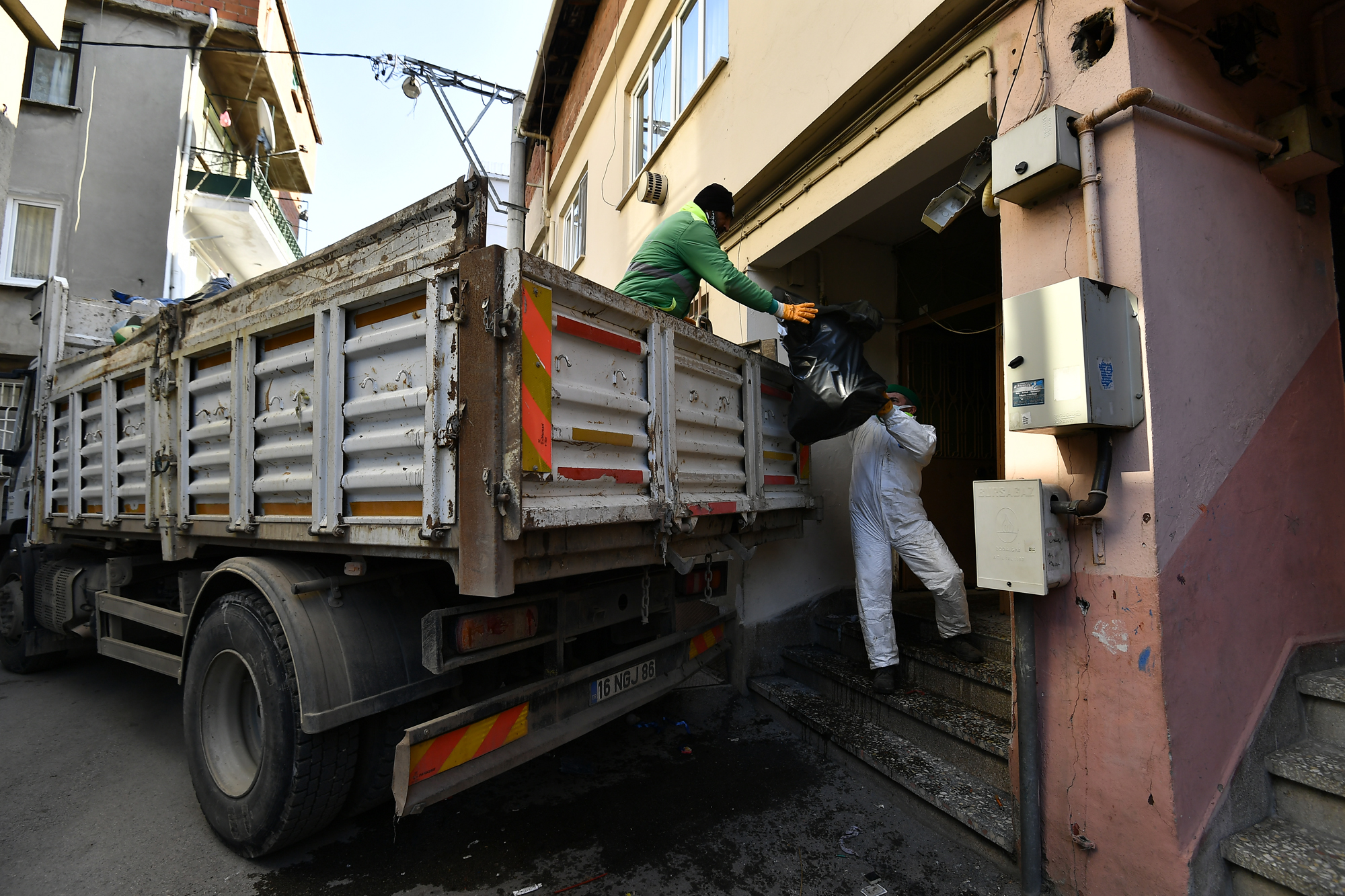 Bursa’da bir evden 3 kamyon çöp çıktı