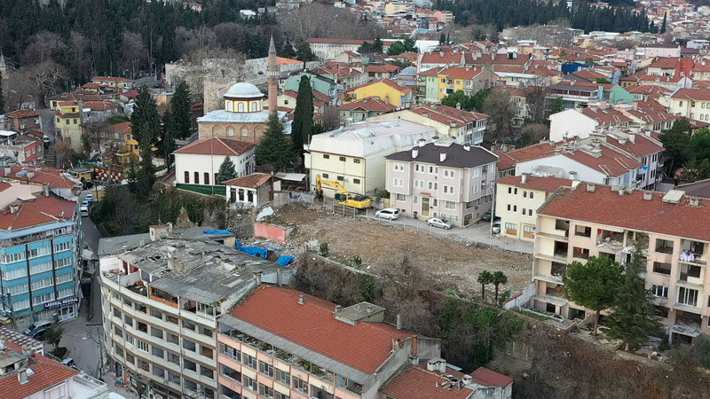 Osmangazi Belediyesi, Kavaklı Mahallesi’nde yaşanan toprak kayması nedeniyle zarar gören