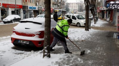 İnegöl’de kaldırımlar kar ve buzdan temizleniyor