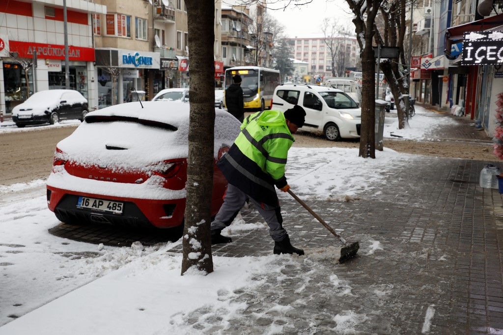 İnegöl’de kaldırımlar kar ve buzdan temizleniyor