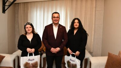 Mustafakemalpaşa’da ilmek ilmek sevgi örüyorlar