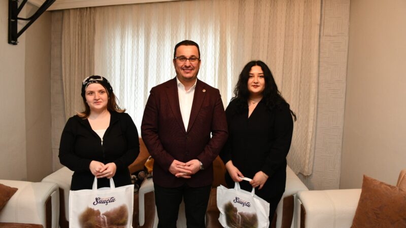 Mustafakemalpaşa’da ilmek ilmek sevgi örüyorlar Mustafakemalpaşa Belediye Başkanı Mehmet Kanar''ın ihtiyaç sahiplerine yönelik kurduğu içinde