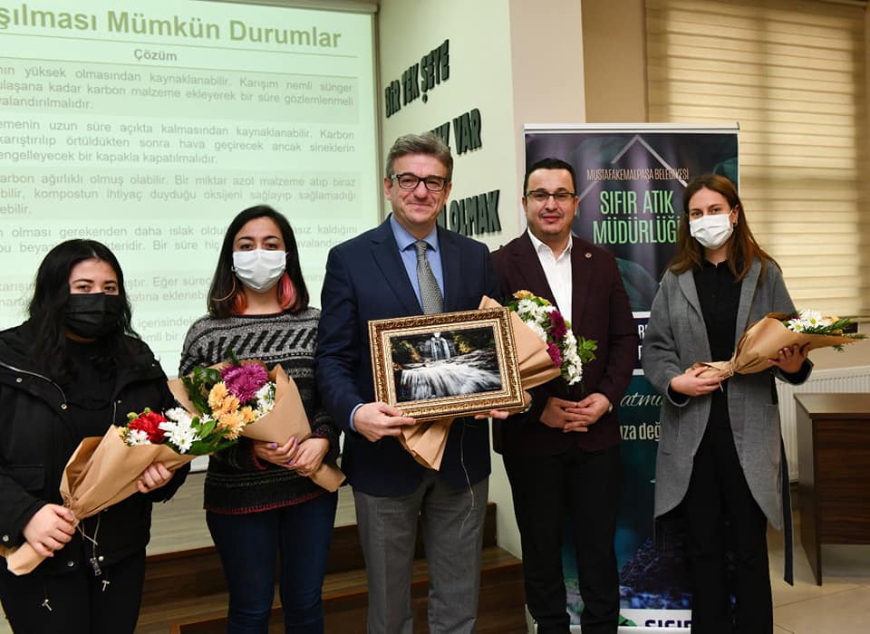 Mustafakemalpaşa’da çevreye duyarlı çocuk, organik çilek yetişecek