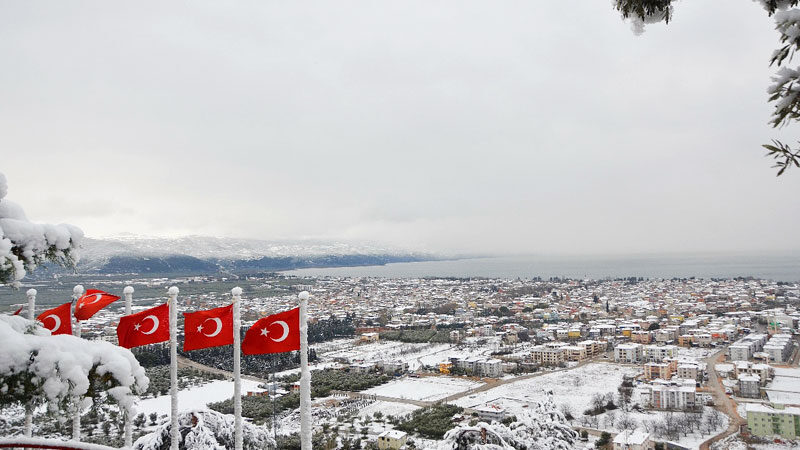 Bursa'nın İznik ilçesinde, kar yağışının ardından tarihi mekanlar, ayrı bir