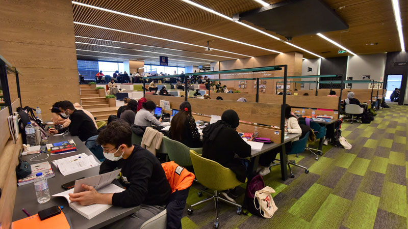 Uyumayan Kütüphane’ye 1 yılda 172 bin 590 ziyaretçi Uyumayan Kütüphane’ye 1 yılda 172 bin 590 ziyaretçi