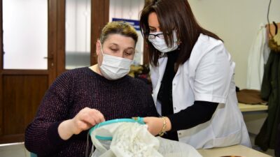 Yıldırımlı kadınlar iğne oyalarını ilmek ilmek işliyor