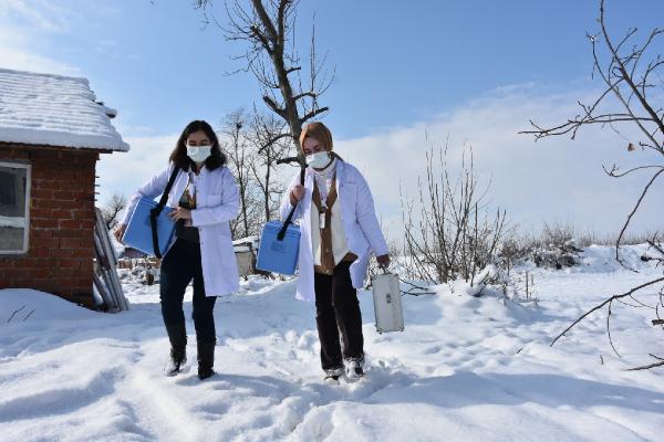 Bursa’da aşı seferberliği! Kar ve soğuk havaya rağmen… Bursa’da aşı seferberliği! Kar ve soğuk havaya rağmen…