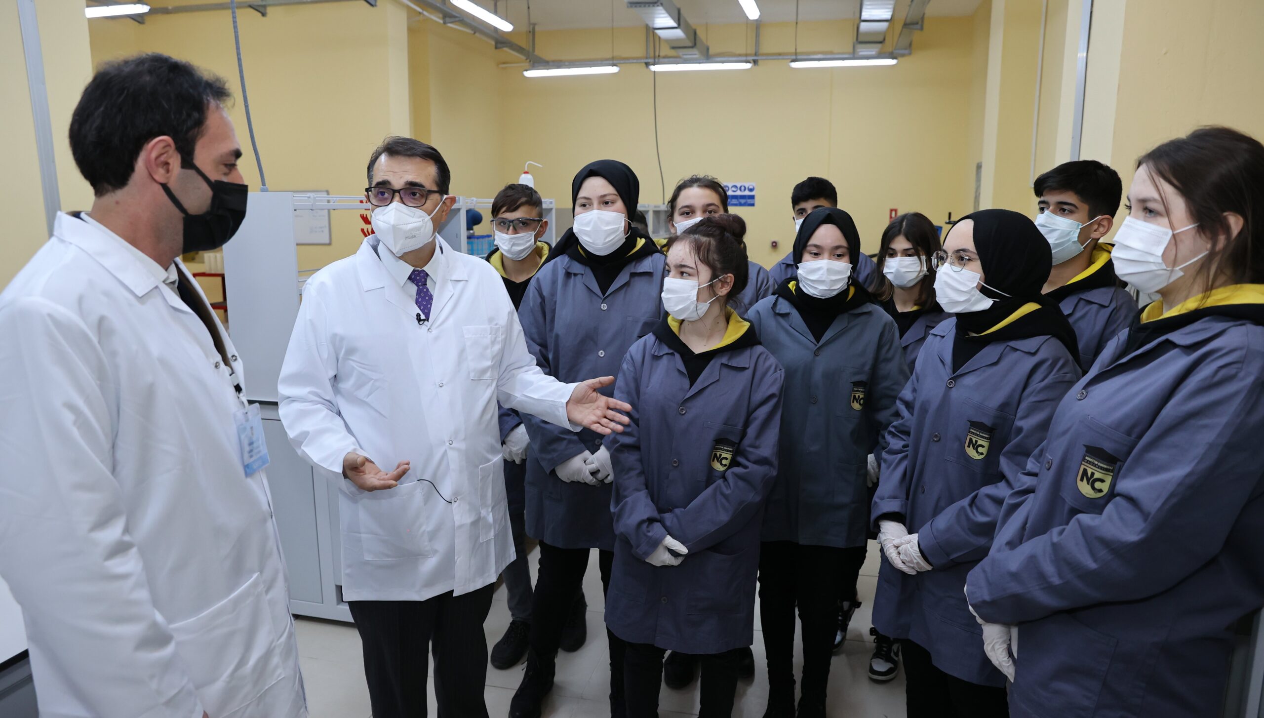 Bakan Dönmez Türkiye’nin ilk madencilik lisesinde derse girdi…