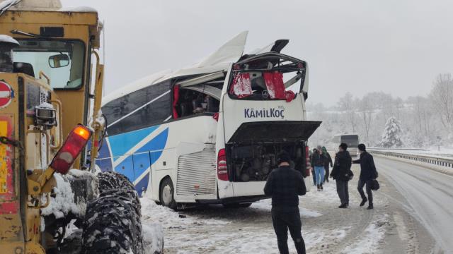 Bursa’da tır, yolcu otobüsüne çarptı, 2 kişi yaralandı