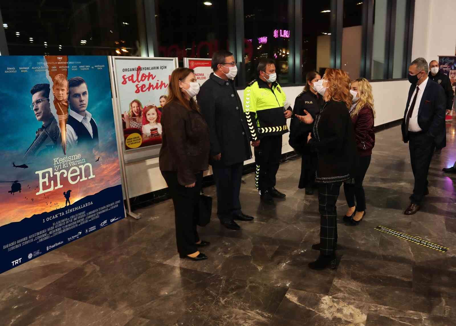 Bursa Emniyet Müdürü şehit aileleriyle birlikte'Kesişme, İyi ki Varsın Eren' filmini izledi 1 bursa emniyet muduru sehit aileleriyle birlikte kesisme iyi ki varsin eren filmini izledi c2ebb96