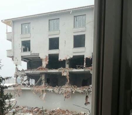 Bursa’da 4 katlı kaçak binanın yıkılma anı kameralara yansıdı