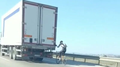 Bursa’da bisikletlinin tehlikeli yolculuğu kameralara yansıdı