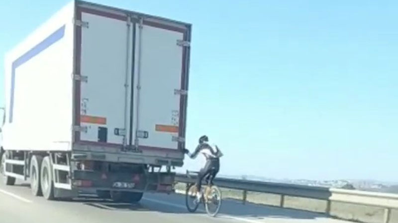 Bursa’da bisikletlinin tehlikeli yolculuğu kameralara yansıdı