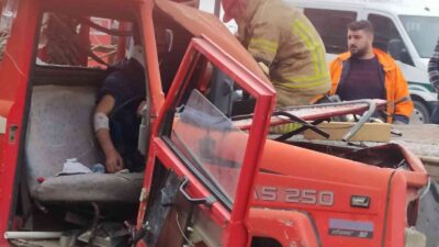 Bursa’da faciadan dönüldü…TIR’a çarpan kamyonette sıkışan sürücü böyle kurtarıldı