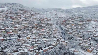 Bursa’da kar yağışı kartpostallık görüntüler oluşturdu