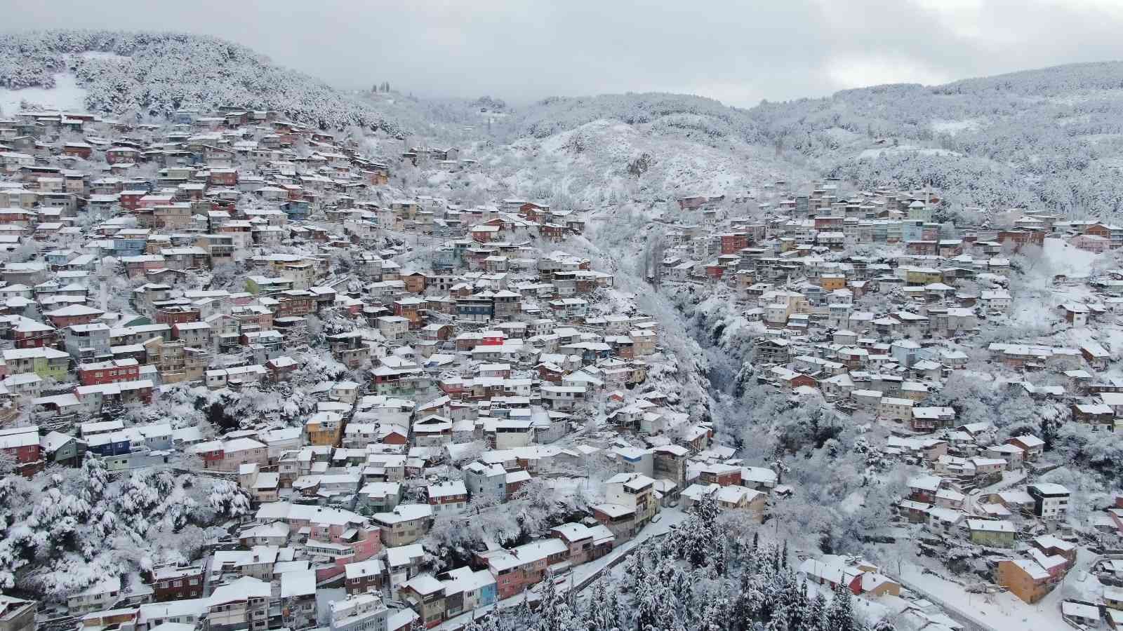 Bursa’da kar yağışı kartpostallık görüntüler oluşturdu