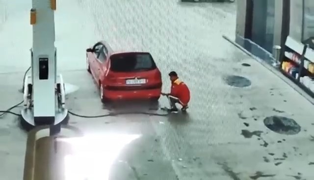 Bursa’da o anlar kamerada! Yumruklar havada uçuştu