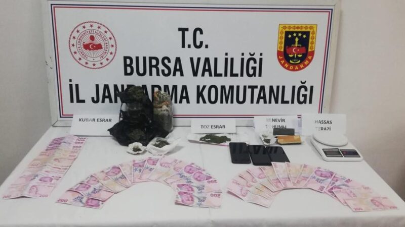 Bursa’da uyuşturucu operasyonu Bursa’da jandarma ekiplerinin yaptığı operasyonda bir buçuk kilo uyuşturucu madde