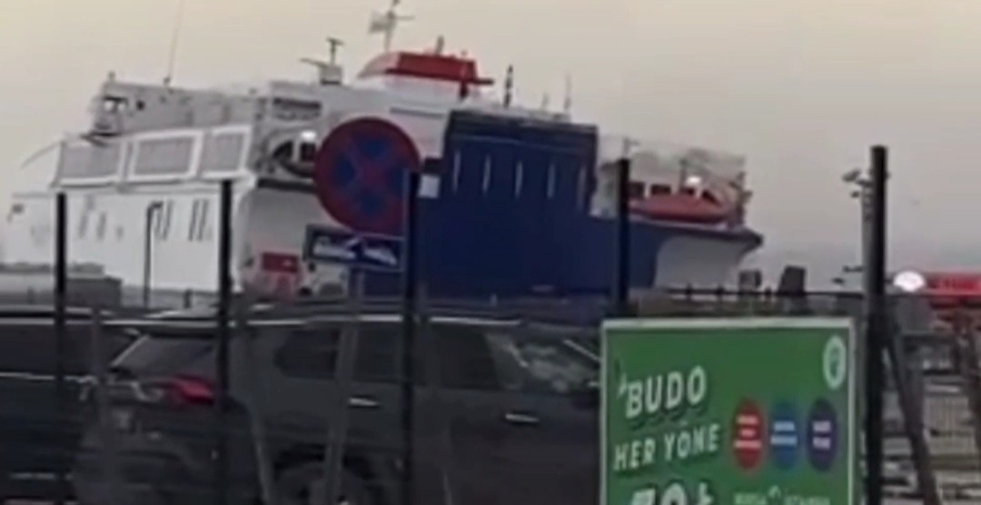 Bursa’da devasa feribot fırtınada beşik gibi sallandı