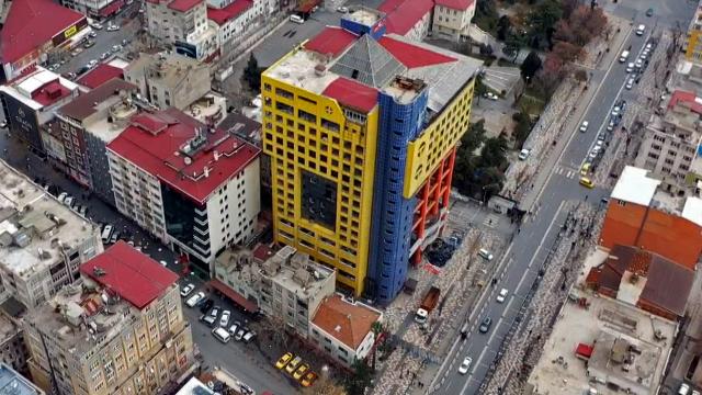 ‘Dünyanın en saçma binası’ yıkılıyor