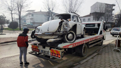 Bursa’da otomobil elektrik direğine çarptı