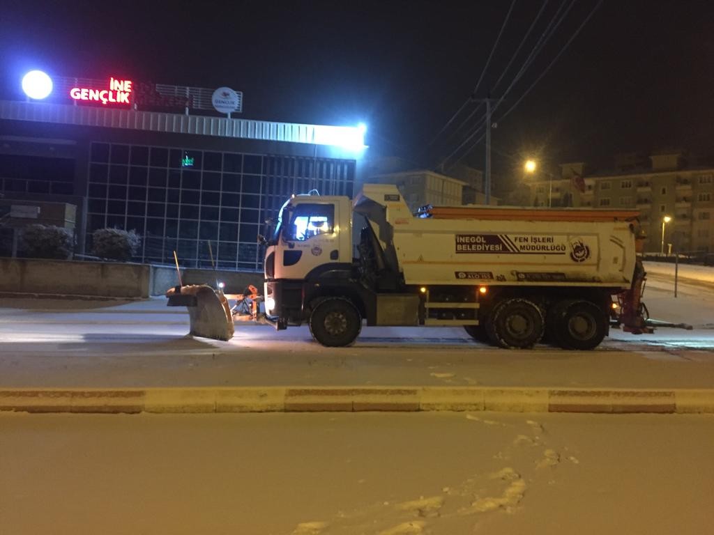 İnegöl Belediyesi tüm personeliyle sahada