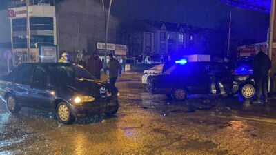 Bursa’da iki otomobil çarpıştı