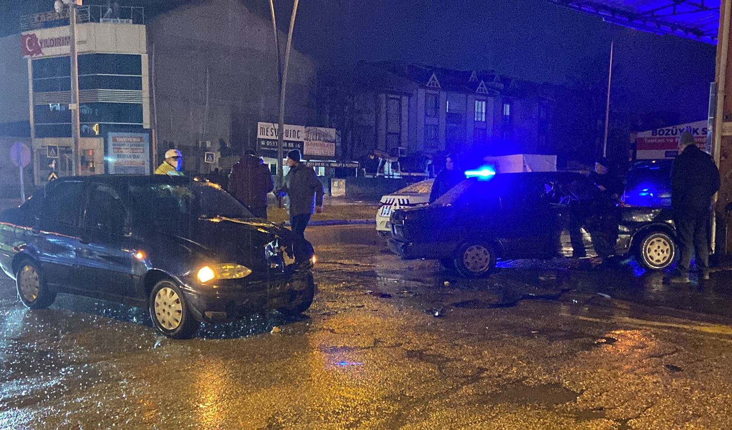 Bursa’da iki otomobil çarpıştı