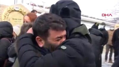 Ünlü oyuncu gözyaşları içinde annesini son yolculuğuna uğurladı