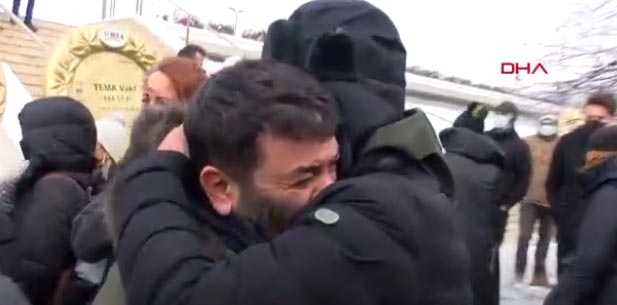 Ünlü oyuncu gözyaşları içinde annesini son yolculuğuna uğurladı