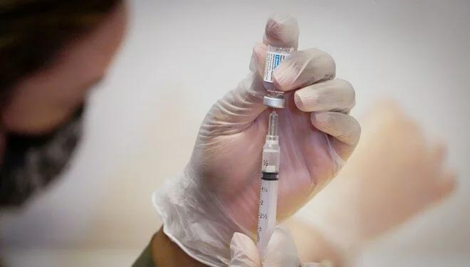 Pfizer CEO’su yeni aşı için tarih verdi
