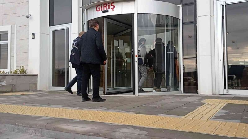Yer: Bursa… Suçüstü yakalandılar Bursa şehir merkezinde muhtelif yerlerden bakır kablo çalan hırsızlar, Gemlik’te